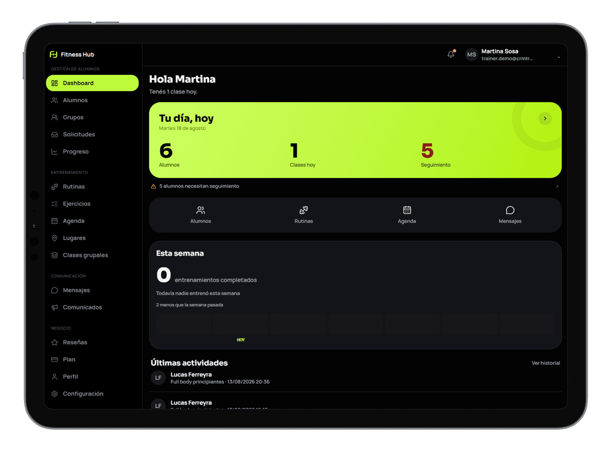 Panel real de un entrenador en Fitness Hub, mostrado en tablet, con alumnos activos, clases del día y seguimiento pendiente